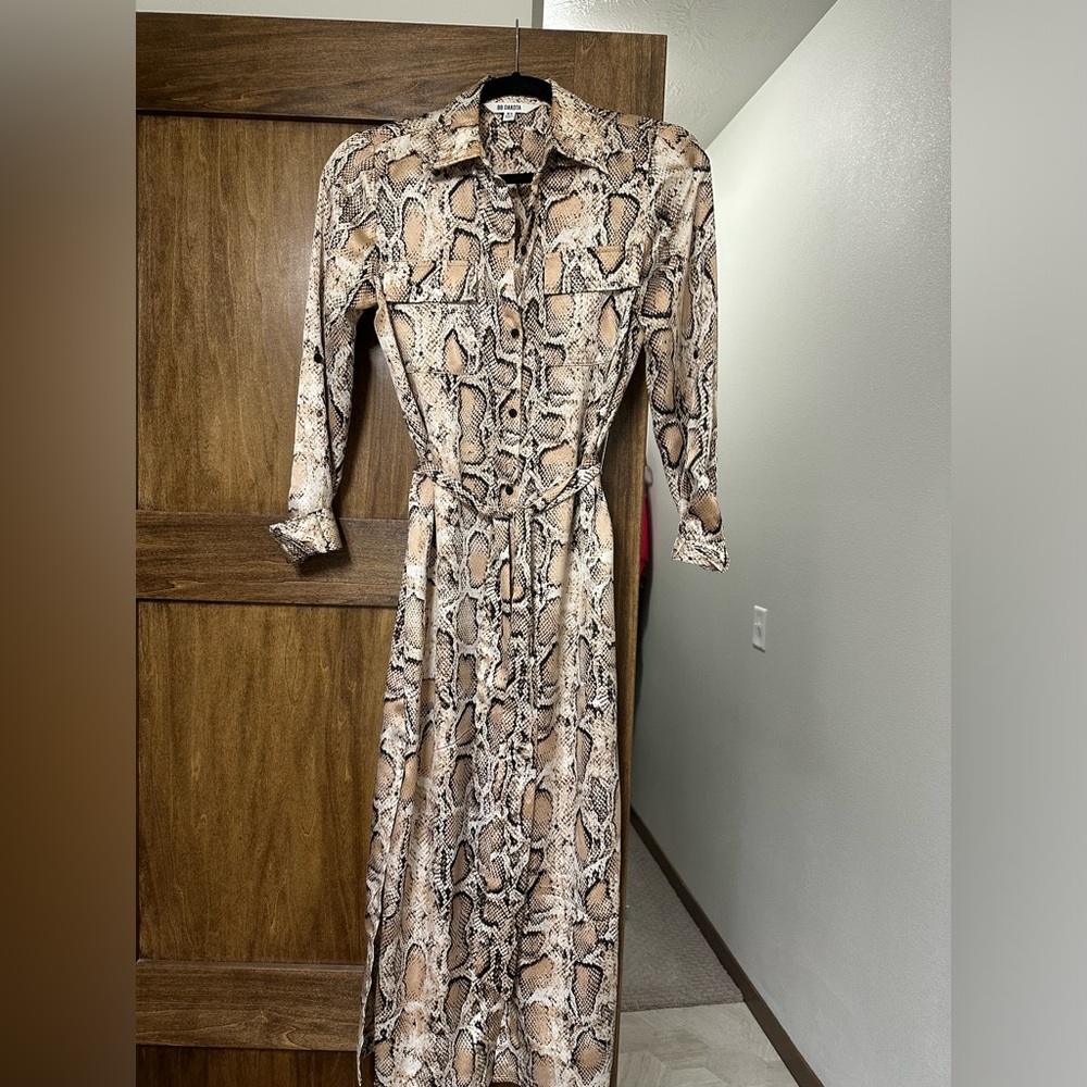 Evereve - BB Dakota light weight button down snake print dress!